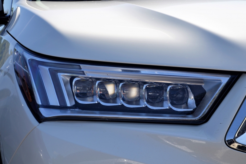 automobile-CHATEAUDOUBLE-min_acura-headlamp-2834131